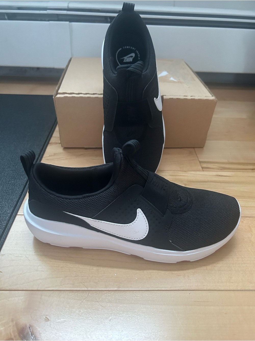 *NWT* Nike Women’s Flex Runner Black & White Slip-On Athletic Sneakers